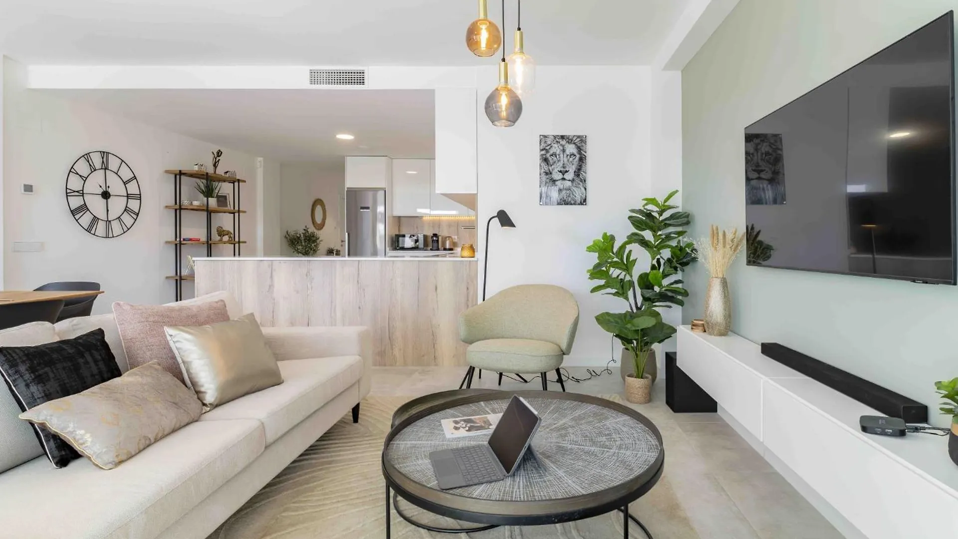 Charming 3 Bedroom Apartment In Estepona Close To The Sea